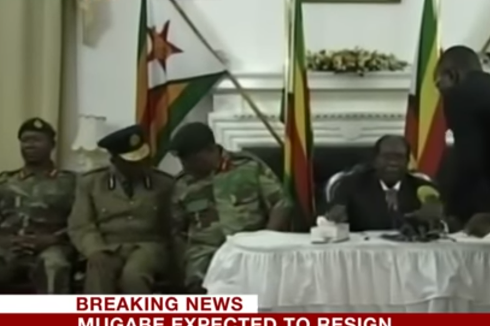 Nghi vấn bài phát biểu của Tổng thống Zimbabwe bị đánh tráo - 1
Tổng thống Mugabe phát biểu, bên cạnh là các tướng lĩnh quân đội và quan chức chính phủ. (Ảnh: BBC)