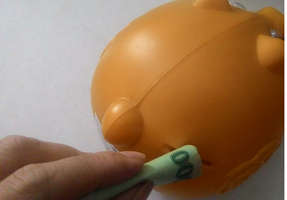 Trẻ bất mãn khi phụ huynh đòi giữ tiền lì xì - 2 Giúp con ứng xử đúng với tiền bạc là điều rất quan trọng để trẻ biết tiết kiệm, chi tiêu hợp lý