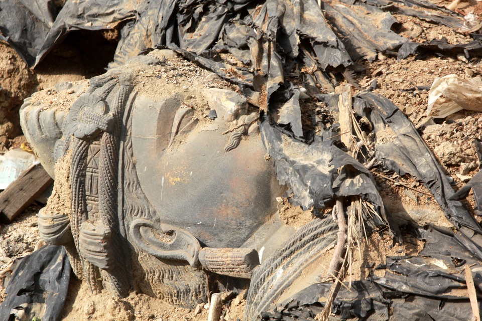 Bức tượng Phật cổ 1500 năm tuổi bị phát hiện vứt ngoài bãi rác bên ngoài bảo tàng quốc gia ở Pakistan