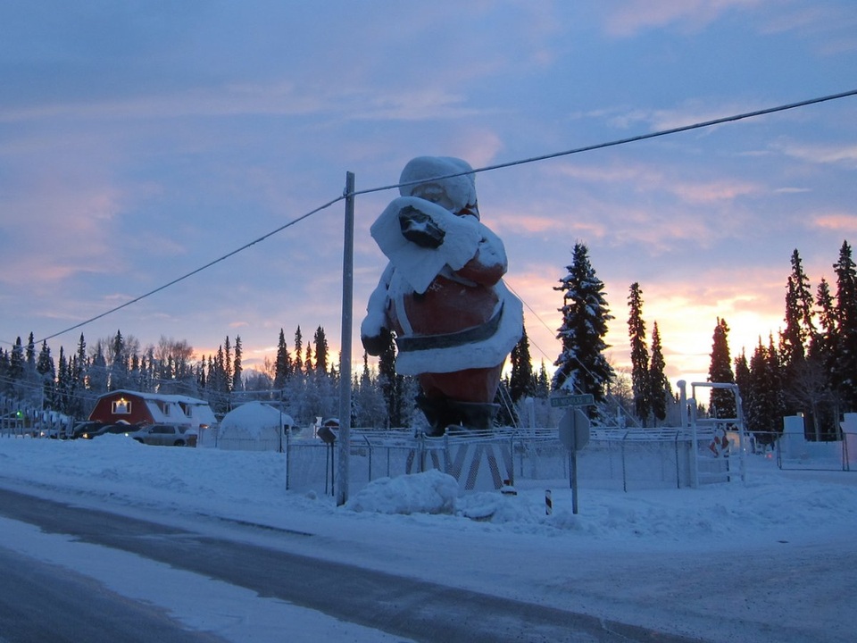 Bức tượng ông già Noel cao 12m được xem là lớn nhất thế giới nằm trên đường cao tốc Richardson thuộc Alaska. Đây là một trong những nơi được đánh giá là điểm tham quan kỳ lạ khi du khách đến Mỹ.