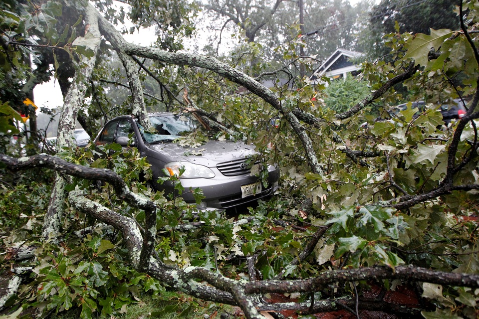 Theo các thông tin mới nhất, vào lúc 8 giờ tối qua 11/9 theo giờ địa phương, siêu bão Irma đã ở cách thành phố Atlanta, bang Georgia, Mỹ gần 200 km về phía nam. Siêu bão này tiếp tục di chuyển về phía tây bắc, tuy nhiên sức gió đã giảm dần so với những ngày trước đây. Trong ảnh: Cây đổ trúng xe hơi do ảnh hưởng của bão Irma ở Atlanta, Georgia ngày 11/9.