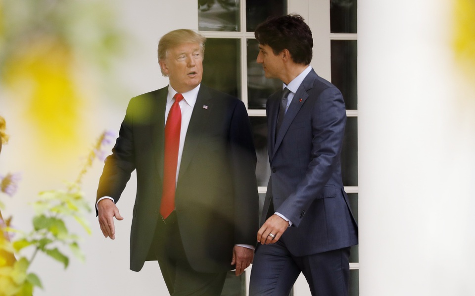 Ông Trump khen Thủ tướng Canada là nhà lãnh đạo tuyệt vời - 4 Tổng thống Trump đã gọi ông Trudeau là “thủ tướng tuyệt vời” và nhấn mạnh cả hai đang có “mối quan hệ cực kỳ gần gũi”.