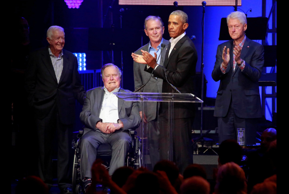 Cựu Tổng thống Barack Obama cùng 4 người tiền nhiệm Jimmy Carter, George H.W. Bush, George W. Bush và Bill Clinton đã tham dự đêm nhạc tại bang Texas hôm 21/10 để kêu gọi hỗ trợ cho những người dân bị ảnh hưởng bởi các cơn bão lớn tại Mỹ. (Ảnh: Reuters)