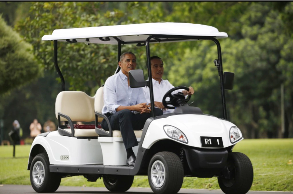 Tổng thống Indonesia Joko Widodo tự tay lái xe đưa ông Obama tham quan cung điện tổng thống ở Bogor hồi tháng 6 (Ảnh: Reuters)