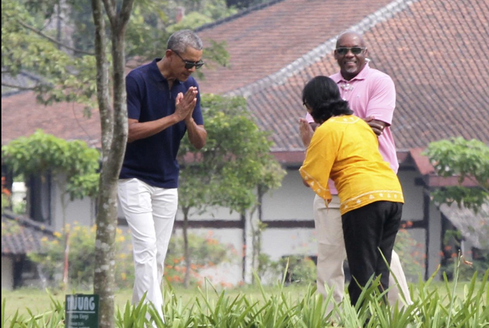 Ông Obama chắp tay chào khi tới thăm Đền Prambanan ở Yogyakarta, Indonesia - đất nước ông từng sinh sống khi còn nhỏ. (Ảnh: Agung Nugroho)
