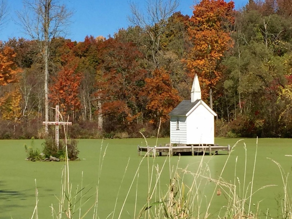 Nhà thờ nhỏ nhất thế giới ở New York. Với diện tích hạn chế, nhà thờ chỉ chứa được tối đa 2 người bên trong, trôi nổi trên một chiếc hồ nhỏ.