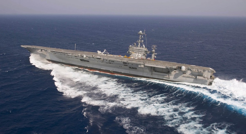 Tàu sân bay USS Harry S. Truman thực hiện cú bẻ lái trong một cuộc thử nghiệm trên biển (Ảnh: Hải quân Mỹ)