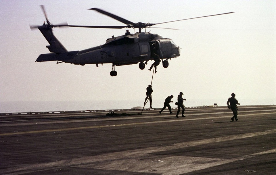 Được thành lập từ năm 1962, lực lượng đặc nhiệm SEAL được đánh giá là đội quân tinh nhuệ nhất thế giới với khả năng tác chiến trên nhiều loại địa hình. Để trở thành thành viên của lực lượng này, các binh sĩ phải qua khâu tuyển chọn gắt gao và trải qua nhiều năm huấn luyện. Lực lượng SEAL đã được “thử lửa” qua nhiều chiến dịch tại Mỹ, trong đó có vụ khủng bố ngày 11/9/2001. (Ảnh: Reuters)