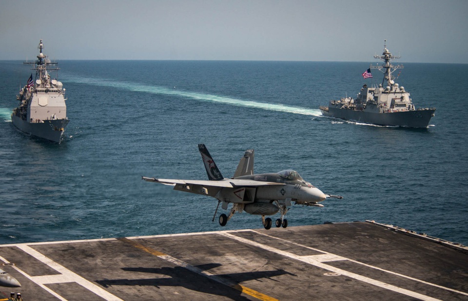 Chuyên gia dự báo ngày Mỹ tấn công Triều Tiên sắp tới gần - 2 Máy bay F/A-18E Super Hornet hạ cánh xuống tàu sân bay USS Carl Vinson tại tây Thái Bình Dương (Ảnh: Reuters)