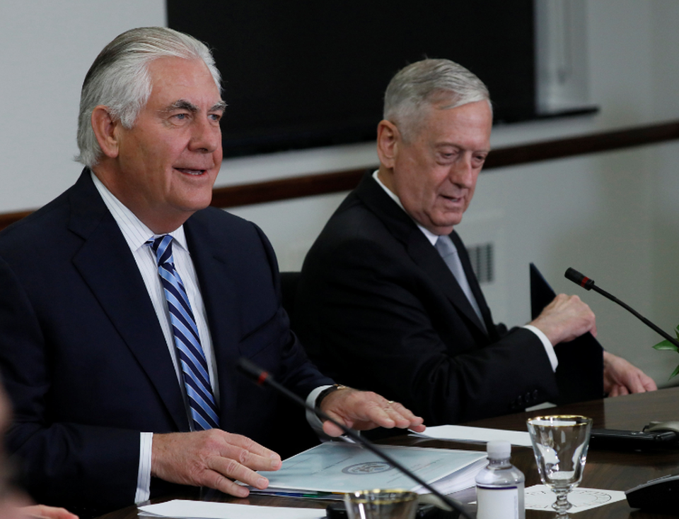 Mỹ cảnh báo sẵn sàng triển khai phương án quân sự với Triều Tiên - 1 Ngoại trưởng Rex Tillerson (trái) và Bộ trưởng Quốc phòng Jim Mattis trong cuộc họp với hai người đồng cấp Nhật Bản tại Washington ngày 17/8. (Ảnh: Reuters)