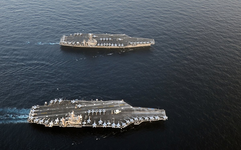 Tàu sân bay USS Abraham Lincoln và USS John C. Stennis cùng hoạt động tại biển Ả rập (Ảnh: Hải quân Mỹ)