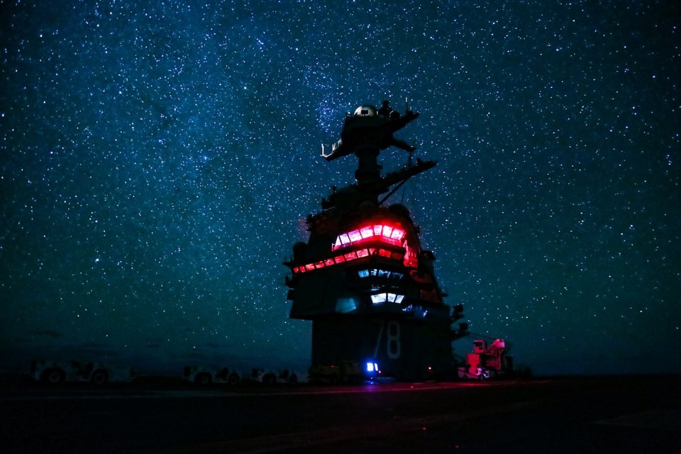 Những khoảnh khắc ấn tượng của Hải quân Mỹ năm 2017 - 18 Tàu sân bay USS Gerald R. Ford của Hải quân Mỹ di chuyển trên Đại Tây Dương vào ban đêm. (Ảnh: Hải quân Mỹ)