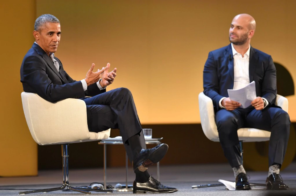 Ông Obama ngồi cạnh Sam Kass, chủ doanh nghiệp thực phẩm và từng là đầu bếp tại Nhà Trắng, trong một sự kiện về thực phẩm toàn cầu ở Milan, Italy hồi đầu tháng 5 (Ảnh: AFP)