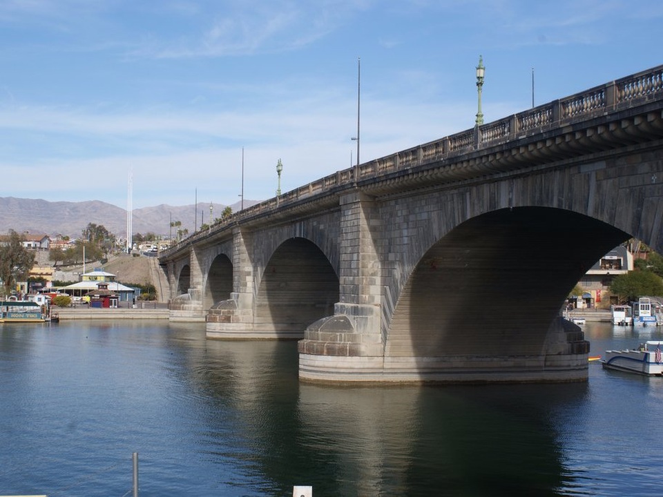 Nếu bạn nghĩ cầu London chỉ xuất hiện duy nhất ở Anh thì đã sai lầm. Cây cầu này có có mặt tại hồ Havasu thuộc Arizona. Cây cầu này được xây dựng lần đầu trên dòng sông Thames vào năm 1830 và bị tháo dỡ rồi đưa tới Mỹ vào năm 1967 nhằm thu hút khách du lịch.