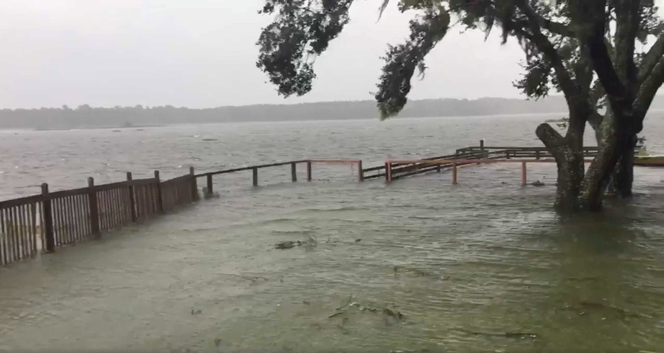 Siêu bão Irma đã gây ra mưa lớn và gió mạnh tại Atlanta vào tối 11/9. Hiện cơn bão này vẫn đang tiếp tục đổ bộ và tàn phá bang Nam Carolina của Mỹ. Dự kiến bão Irma sẽ yếu dần đi khi tâm bão di chuyển về phía tây bắc trong ngày hôm nay 12/9. Trong ảnh: Khu vực Charleston, Nam Carolina chìm trong biển nước khi bão Irma đi qua.