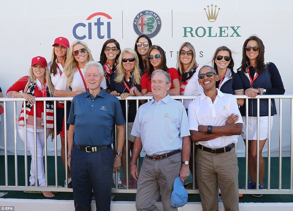 3 cựu Tổng thống Mỹ hội ngộ trên sân golf - 2 Giải đấu golf Presidents Cup 2017 bắt đầu diễn ra từ hôm qua 28/9 tại sân Liberty National ở bang New Jersey. (Ảnh: EPA)