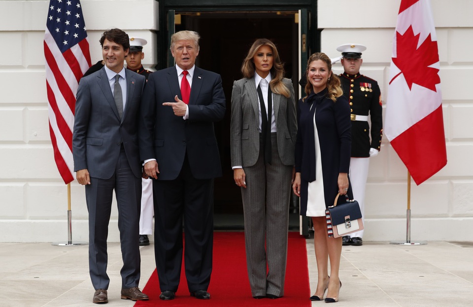Ông Trump khen Thủ tướng Canada là nhà lãnh đạo tuyệt vời - 2 Tổng thống Trump và Thủ tướng Trudeau đã dành cho nhau những cái bắt tay và cái ôm thân mật, cho thấy mối quan hệ gần gũi giữa hai nhà lãnh đạo.