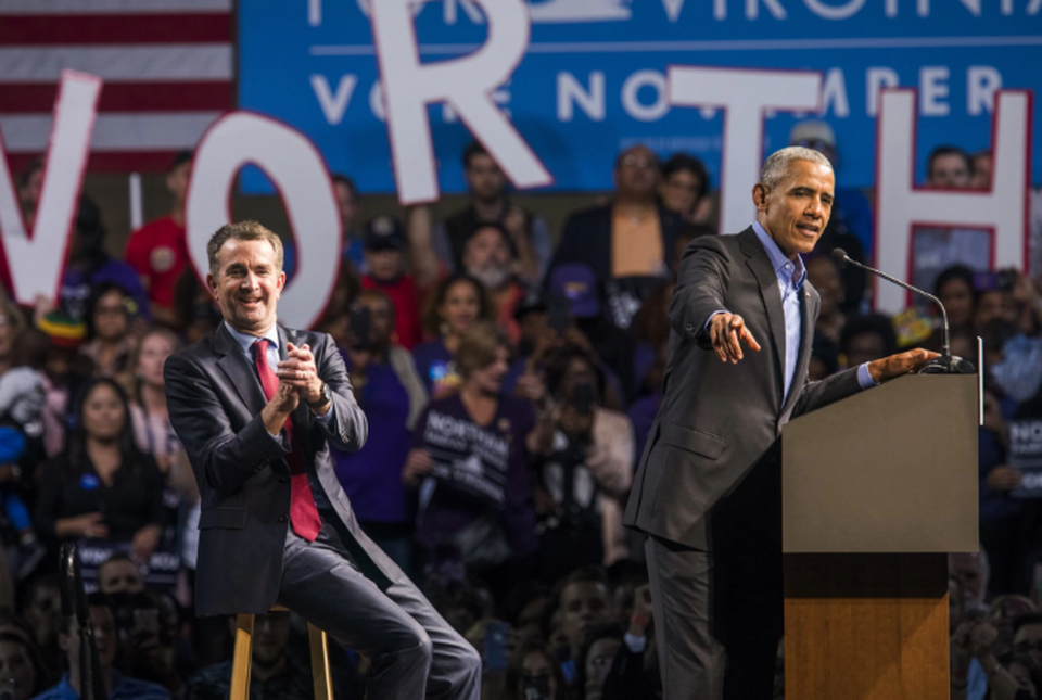 Ông Obama phát biểu tại mít tinh tranh cử của ứng viên thống đốc bang Virginia Ralph Northam (trái) tại Trung tâm hội nghị Richmond hôm 19/10. (Ảnh: EPA)