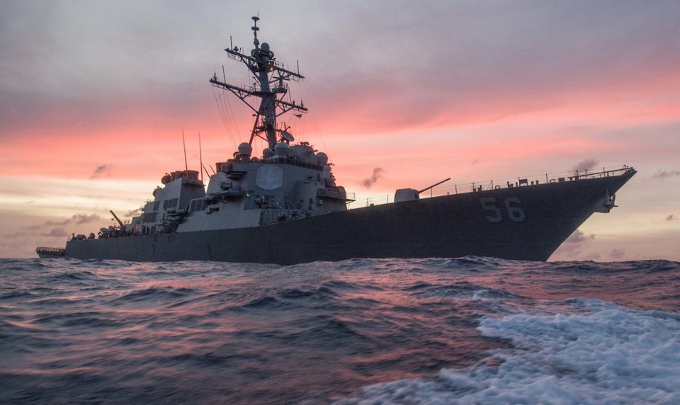Những khoảnh khắc ấn tượng của Hải quân Mỹ năm 2017 - 2 Tàu khu trục USS John S. McCain hoạt động trên Biển Đông ngày 22/1 trong chiến dịch tuần tra đảm bảo tự do hàng hải trong khu vực. (Ảnh: Hải quân Mỹ)