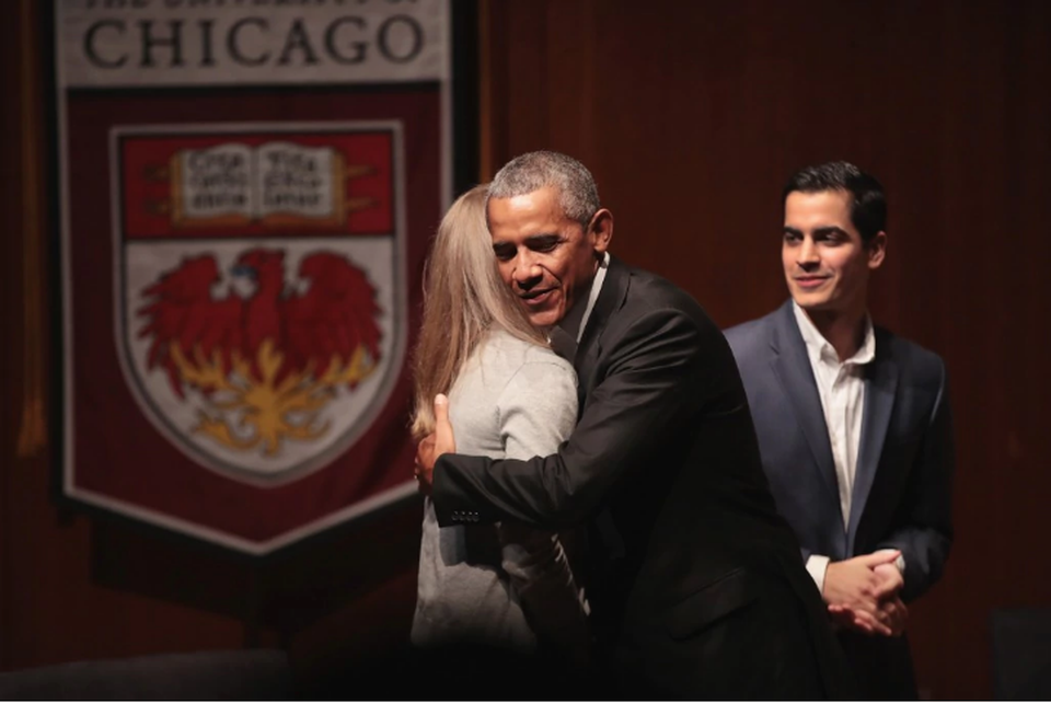 Ông Obama chào đón các nhà lãnh đạo trẻ tại Đại học Chicago, Mỹ hồi tháng 4 (Ảnh: Getty)