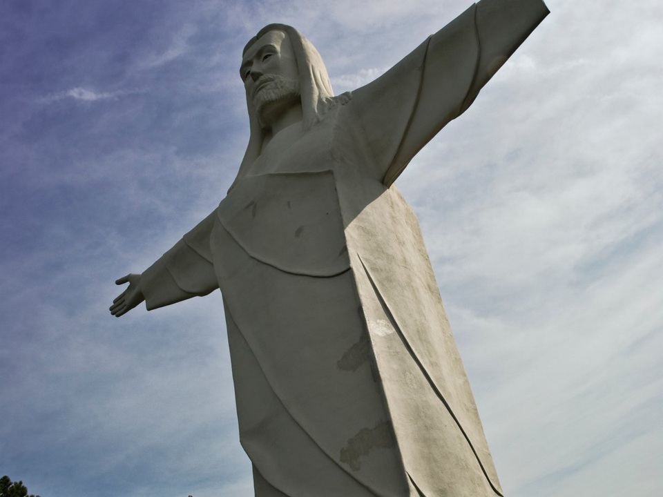 Tượng Chúa cứu thế là tượng đài cao hơn 20m đặt gần suối Eureka. Công trình được xây dựng vào năm 1966.
