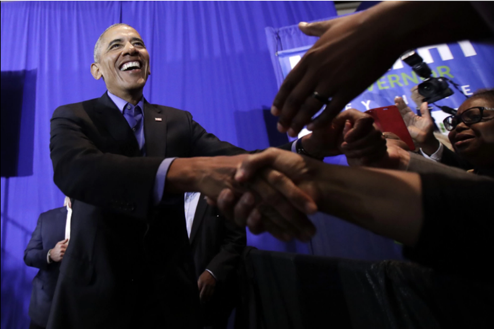 Ông Obama bắt tay những người ủng hộ khi dự sự kiện tranh cử của ứng viên thống đốc bang New Jersey Phil Murphy ở Newark (Ảnh: AP)