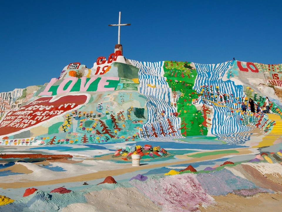 Ngọn núi nhiều màu sắc Salvation nằm gần Niland, California. Trên thực tế, công trình là một đền thờ tôn giáo. Ngọn núi được trang trí với nhiều hình tượng sống động cùng các tác phẩm nghệ thuật làm bằng lốp xe cũ, khung cửa sổ hay tận dụng rác thải tái chế.