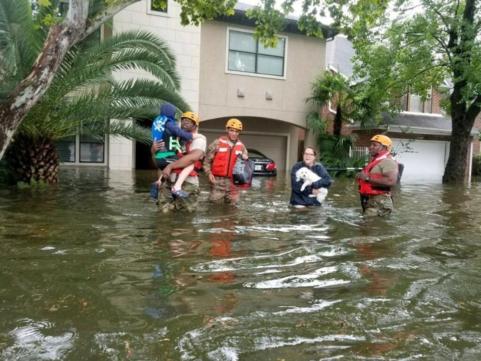 Cảm động ảnh đặc nhiệm Mỹ cứu mẹ con gốc Việt giữa tâm bão Harvey - 4 Lực lượng cứu hộ giúp người dân sơ tán (Ảnh: Reuters)