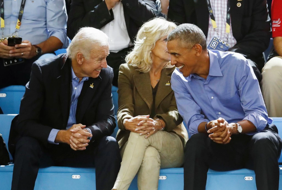 Cựu Tổng thống Mỹ trò chuyện với cựu Phó Tổng thống Joe Biden khi tới dự trận đấu bóng rổ dành cho người khuyết tật ngày 29/9 tại Toronto, Canada (Ảnh: Reuters)