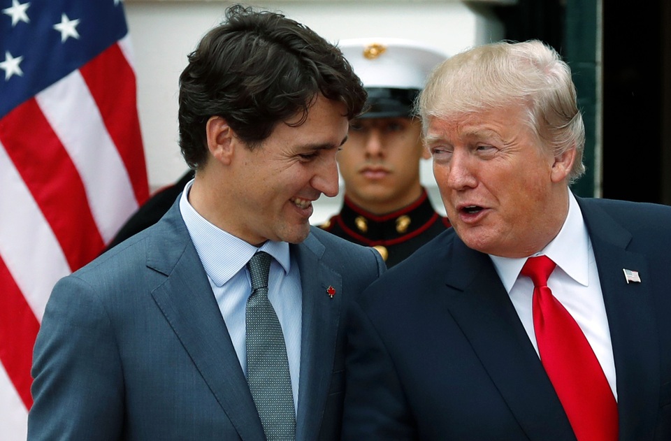 Ông Trump khen Thủ tướng Canada là nhà lãnh đạo tuyệt vời - 3 “Chúng ta đang đứng ở đây với một người đã trở thành người bạn của tôi, đó là Thủ tướng Justin Trudeau”, Tổng thống Trump nói với các phóng viên.