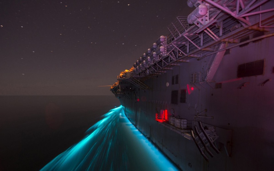 Những khoảnh khắc ấn tượng của Hải quân Mỹ năm 2017 - 5 Tàu tấn công đổ bộ USS Makin Island di chuyển trên biển Ả-rập ngày 3/3. (Ảnh: Hải quân Mỹ)