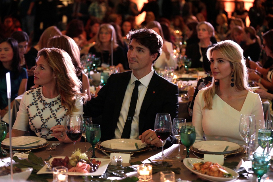 Ông Trump khen Thủ tướng Canada là nhà lãnh đạo tuyệt vời - 8 Thủ tướng Canada tối 11/10 cũng đã dự một hội nghị ở Washington và ngồi cạnh Ivanka Trump - con gái kiêm trợ lý của Tổng thống Trump.