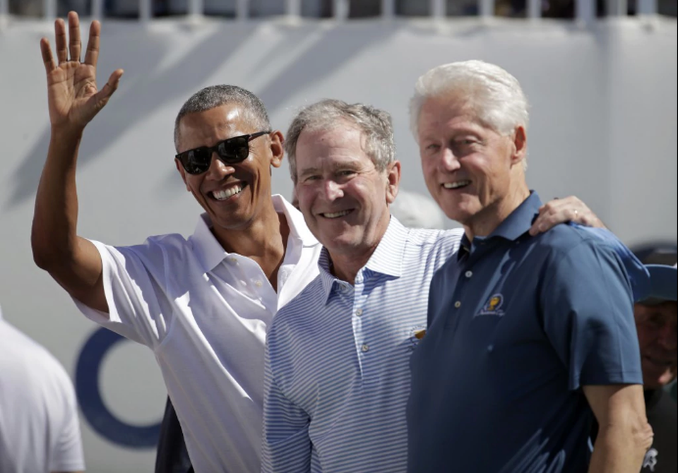 3 cựu Tổng thống Obama, George W. Bush và Bill Clinton vẫy tay chào khán giả tới dự giải đấu golf Presidents Cup tại bang New Jersey ngày 28/9 (Ảnh: AP)