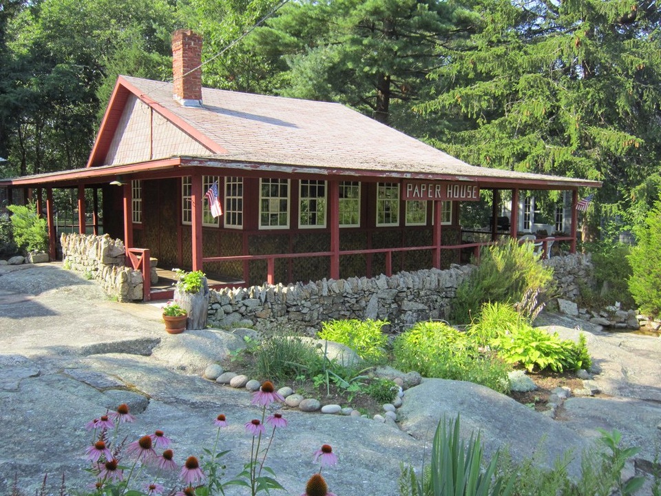 Ngôi nhà bằng giấy nằm ở Massachusett, gây ấn tượng với tất cả mọi món đồ đều làm thủ công bằng giấy.