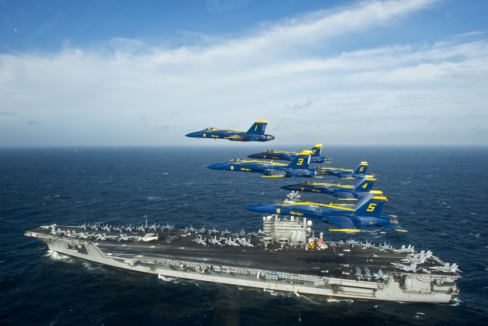 Các máy bay Blue Angels bay trên tàu sân bay George H.W. Bush ở Đại Tây Dương (Ảnh: Hải quân Mỹ)