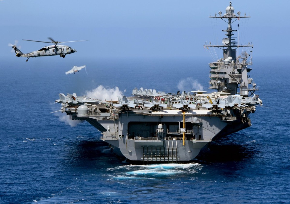 Tàu sân bay USS George Washington dẫn đầu nhóm tác chiến tàu sân bay George Washington (Ảnh: Hải quân Mỹ)