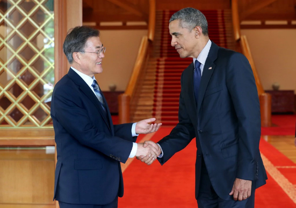Tổng thống Hàn Quốc Moon Jae-in bắt tay ông Obama tại phủ tổng thống ở Seoul ngày 3/7 (Ảnh: Reuters)