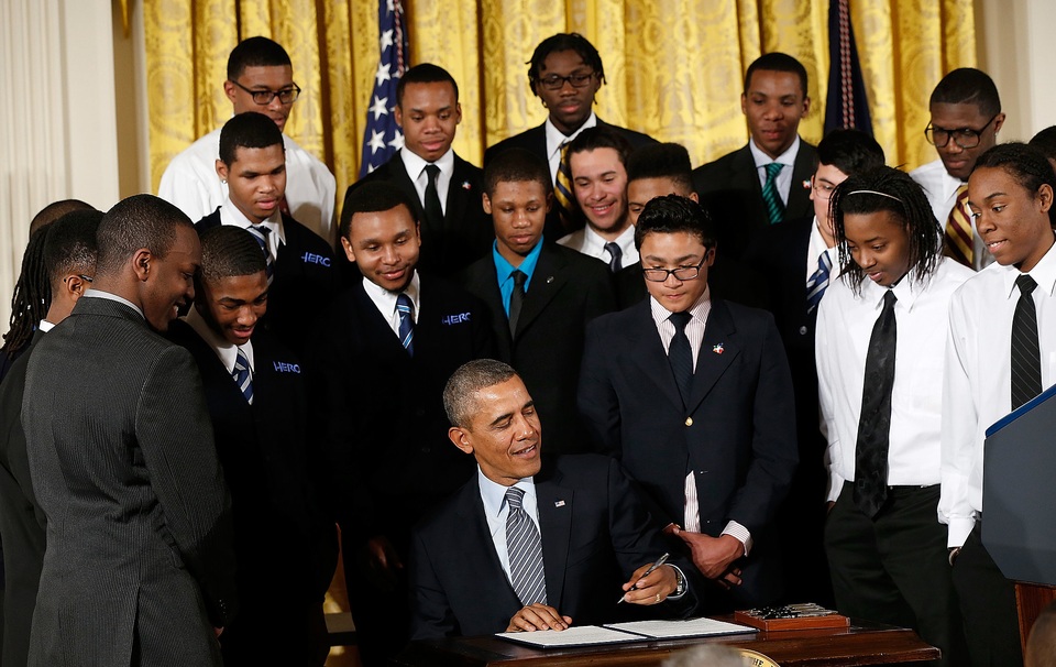 Những di sản của ông Obama sau 2 nhiệm kỳ - 14 Hỗ trợ thanh thiếu niên Mỹ: Tổng thống Obama là người đã sáng lập tổ chức “My Brother’s Keeper” nhằm giúp đỡ những thanh thiếu niên Mỹ thuộc nhóm da màu thiểu số phát triển các kĩ năng để đạt được thành công ở trường và trong công việc. Kể từ khi ra đời vào năm 2014, dự án này đã gây quỹ được 1,5 tỷ USD. (Ảnh: Titlei)