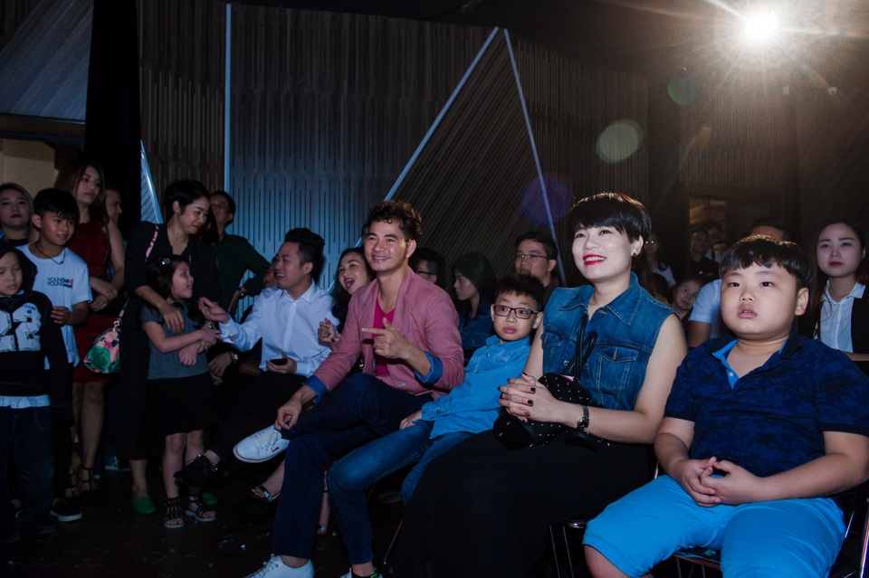 Xuân Bắc khiến nhiều người ngỡ ngàng khi đưa bà xã đến mừng diva Mỹ Linh - 3 Nhiều người khá ngạc nhiên khi dù đã là bà mẹ hai con nhưng vợ của Xuân Bắc khá trẻ trung và hiện đại. Đi cùng vợ và hai con nhưng Xuân Bắc vẫn không bớt quậy khi vừa đến sự kiện anh đã khuấy động không khí bằng những câu nói hết sức hài hước.