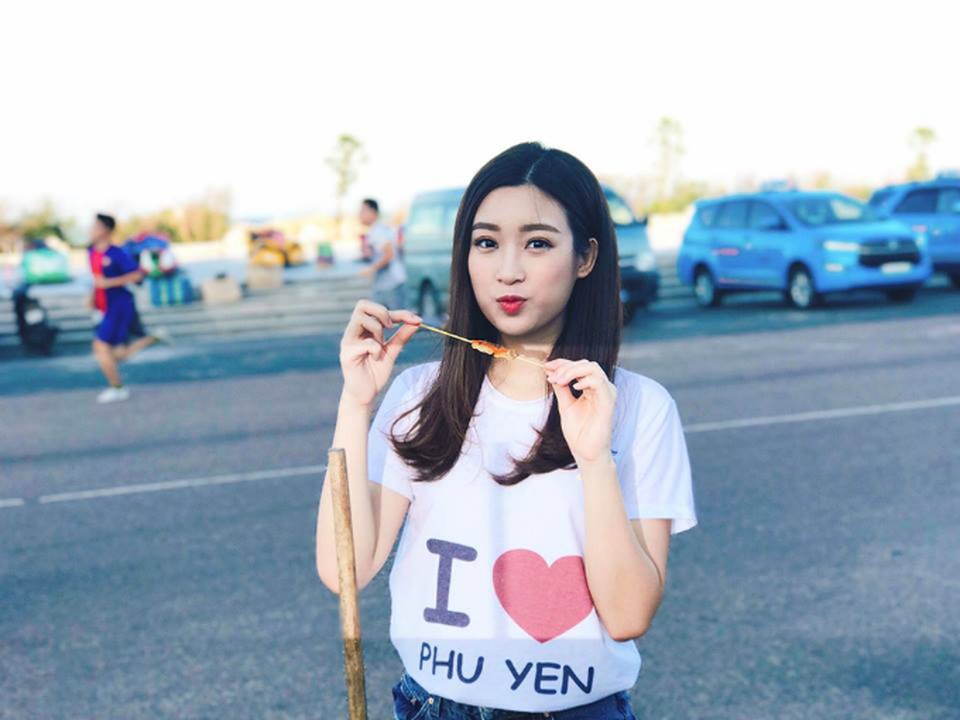 Angela Phương Trinh khoe ảnh “giường chiếu”; Trấn Thành cùng vợ "du hí" Hàn Quốc - 17 Hoa hậu Mỹ Linh ăn quà vặt lề đường ở Phú Yên. Cô viết status ăn theo bộ phim đình đám: Tôi thấy hoa hậu ăn vặt ở Phú Yên. Xiên que ngon quá.