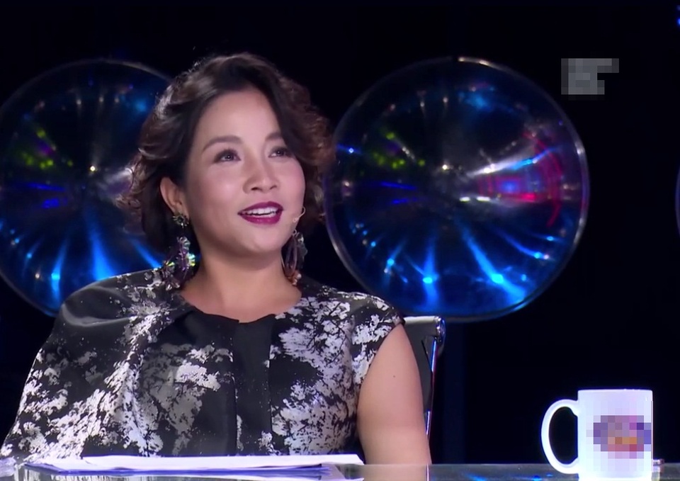 Giám khảo Mỹ Linh thích thú trước tiết mục của Kỳ Phương và Hà Thúy Anh.