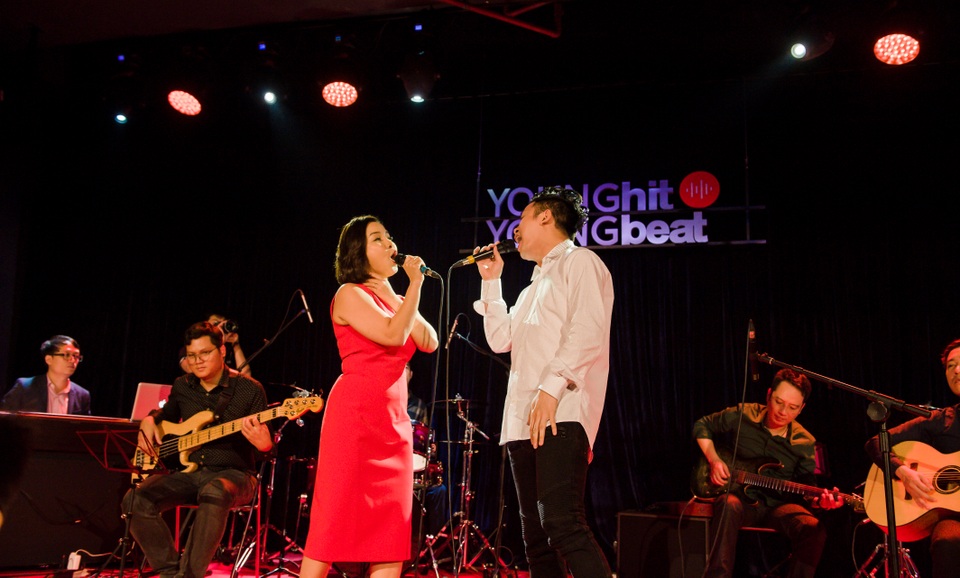 Xuân Bắc khiến nhiều người ngỡ ngàng khi đưa bà xã đến mừng diva Mỹ Linh - 11 Trong niềm hân hoan của lễ khai trương, đích thân diva Mỹ Linh và các học trò, đồng nghiệp đã biểu diễn nhiều tiết mục hết sức đặc biệt.