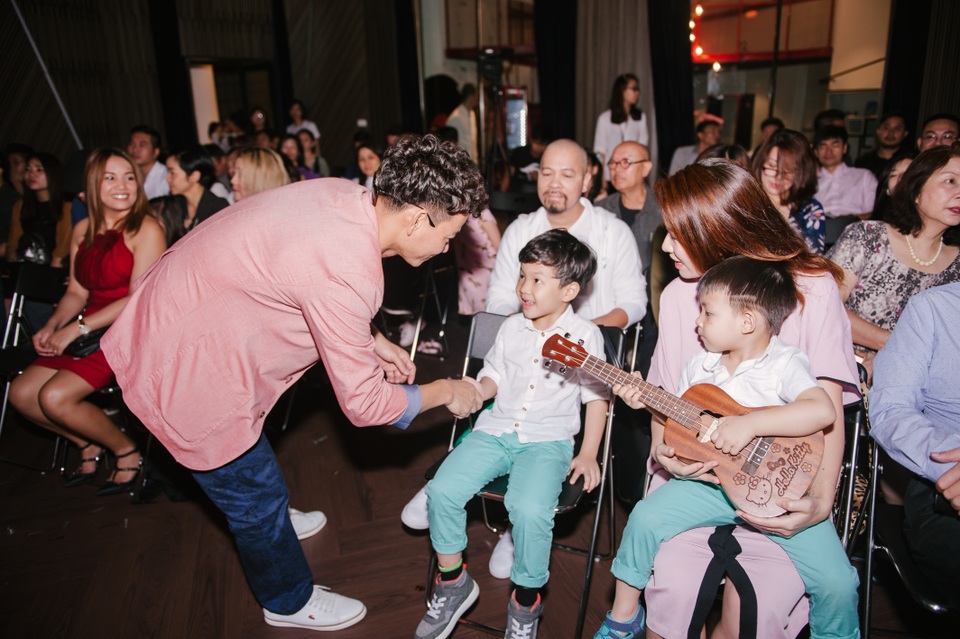 Xuân Bắc khiến nhiều người ngỡ ngàng khi đưa bà xã đến mừng diva Mỹ Linh - 5 Xuân Bắc đến trêu chọc hai con trai của Đan Lê và đạo diễn Khải Anh.