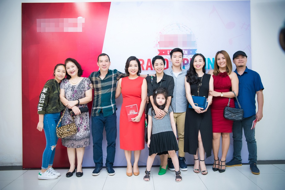 Xuân Bắc khiến nhiều người ngỡ ngàng khi đưa bà xã đến mừng diva Mỹ Linh - 12 Vợ chồng diva Mỹ Linh đã nhận được rất nhiều tình cảm từ phía người thân, bạn bè và đồng nghiệp trong ngày khai trương.