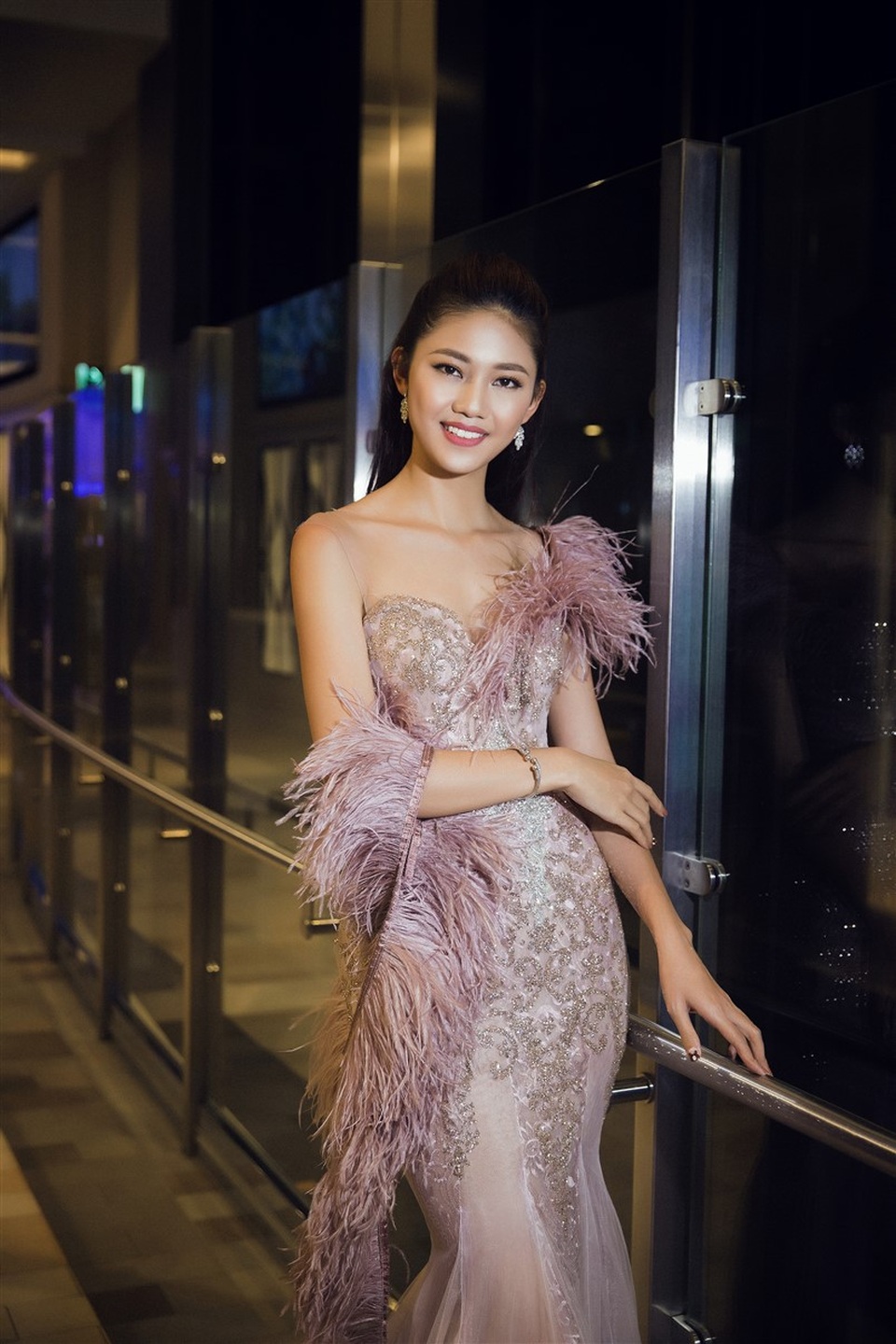 Hoa hậu Mỹ Linh, Á hậu Thanh Tú đọ dáng gợi cảm - 7 Trong khi đó Thanh Tú toát lên vẻ năng động, gợi cảm.
