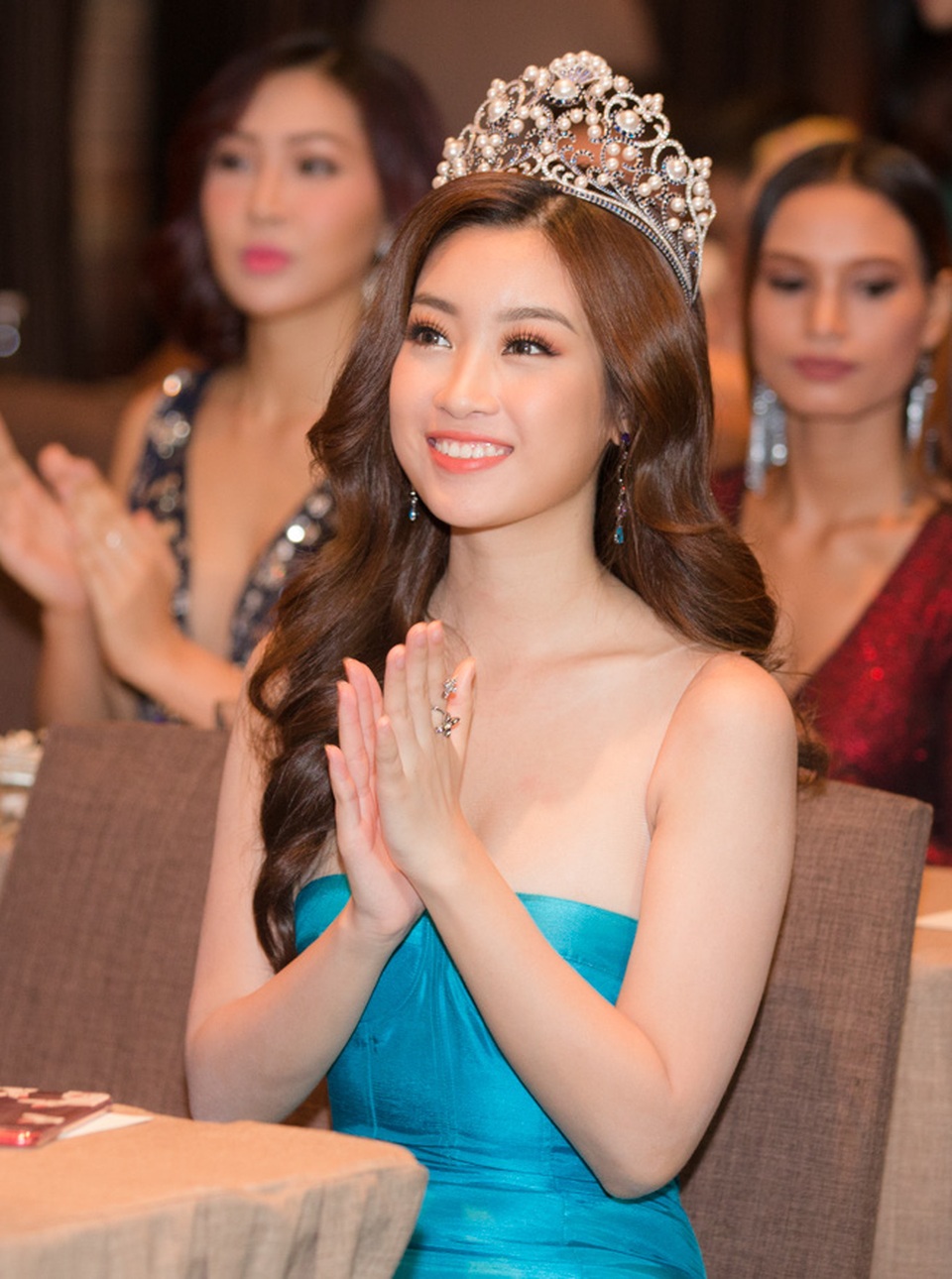 Đỗ Mỹ Linh tự tin khi đại diện Việt Nam thi Hoa hậu thế giới - 4 “Đây là một cơ hội rất lớn đối với bản thân Mỹ Linh nên chắc chắn Mỹ Linh sẽ trân trọng cơ hội này và cố gắng làm tốt nhất. Về việc chuẩn bị để đi thi, do thời gian không còn nhiều nhưng Linh đã cố gắng để trau dồi kỹ năng học tiếng Anh, tập gym, catwalk và học tài năng để chuẩn bị cho phần thi sắp tới”, Hoa hậu Mỹ Linh chia sẻ cảm xúc về việc được đại diện Việt Nam tại Miss World năm nay.
