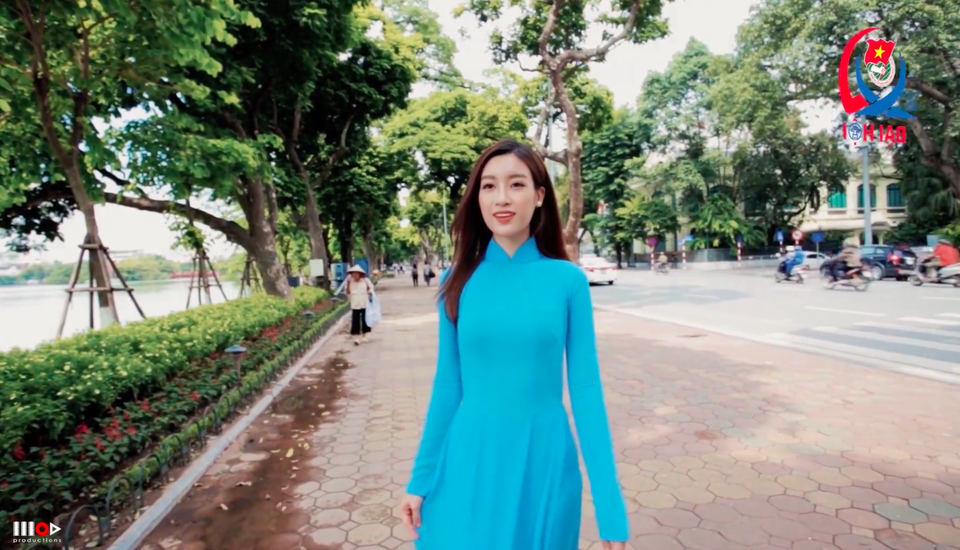 Hoa hậu Mỹ Linh xinh đẹp cổ động Đại hội Đoàn thành phố Hà Nội - 1 Hoa hậu Mỹ Linh xuất hiện rạng rỡ với màu áo xanh trong clip chào mừng Đại hội Đoàn thành phố Hà Nội