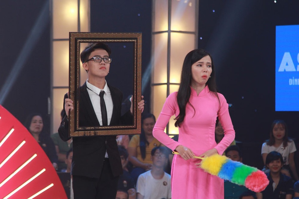 Ở lượt thi đầu tiên, nữ thí sinh làm Trấn Thành bật cười khi cho biết em trai của mình là Duy Khang, bị đột tử do xem ảnh “nóng” của Tiến Luật và xem cảnh “ít vải” của Trường Giang. Cả hai nhanh chóng giành được 2 triệu đồng trong vòng đầu tiên.