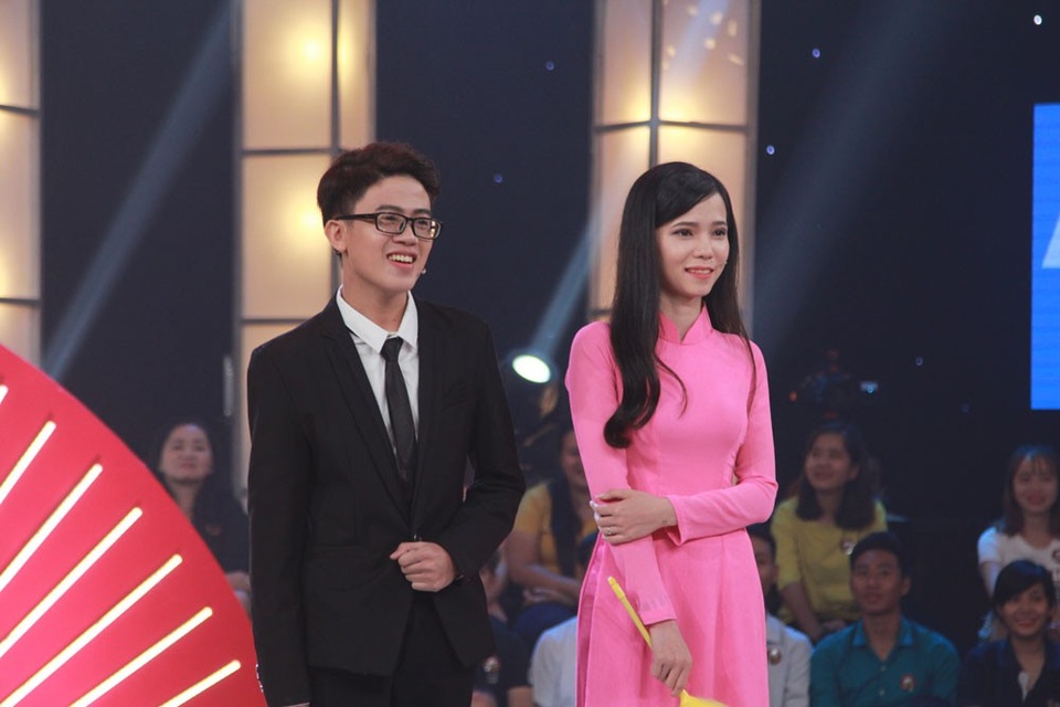 Thí sinh Mỹ Ngân xuất hiện trên sân khấu trong tà áo dài hồng thanh lịch. Kết hợp cùng cô nàng là anh chàng Duy Khanh.