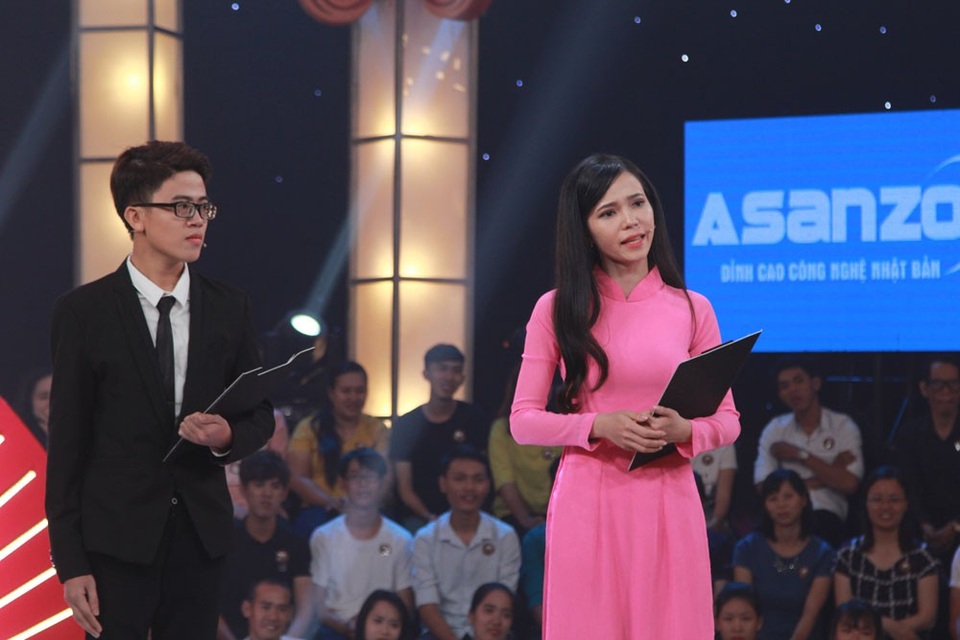 Bước vào vòng 2, Mỹ Ngân và Duy Khanh đóng vai luật sư biện hộ, “hành” Trấn Thành, Trường Giang phải liên tục đứng lên, ngồi xuống. Chưa dừng ở đó, cặp đôi còn khéo léo lồng ghép tiếng “chửi” trứ danh của Thu Trang làm Trấn Thành cười “tẹt ga” và mang về 10 triệu đồng.